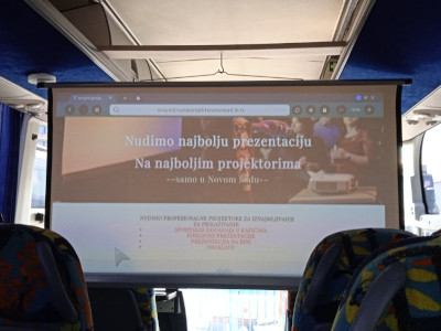 Projektor u busu blizu